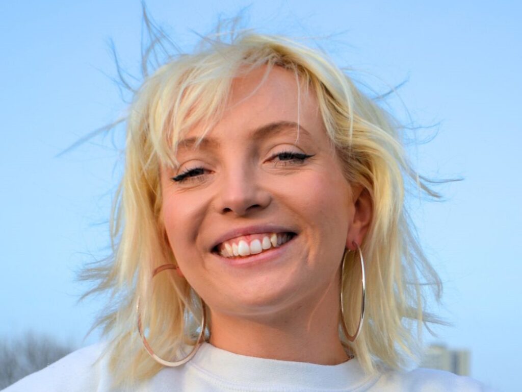 Elaine Robertson – Delulu